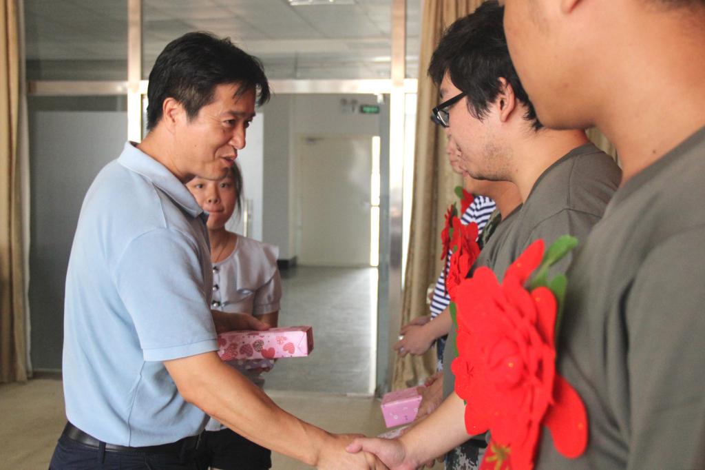 杨斌副院长代表色情导航向新兵赠送纪念品