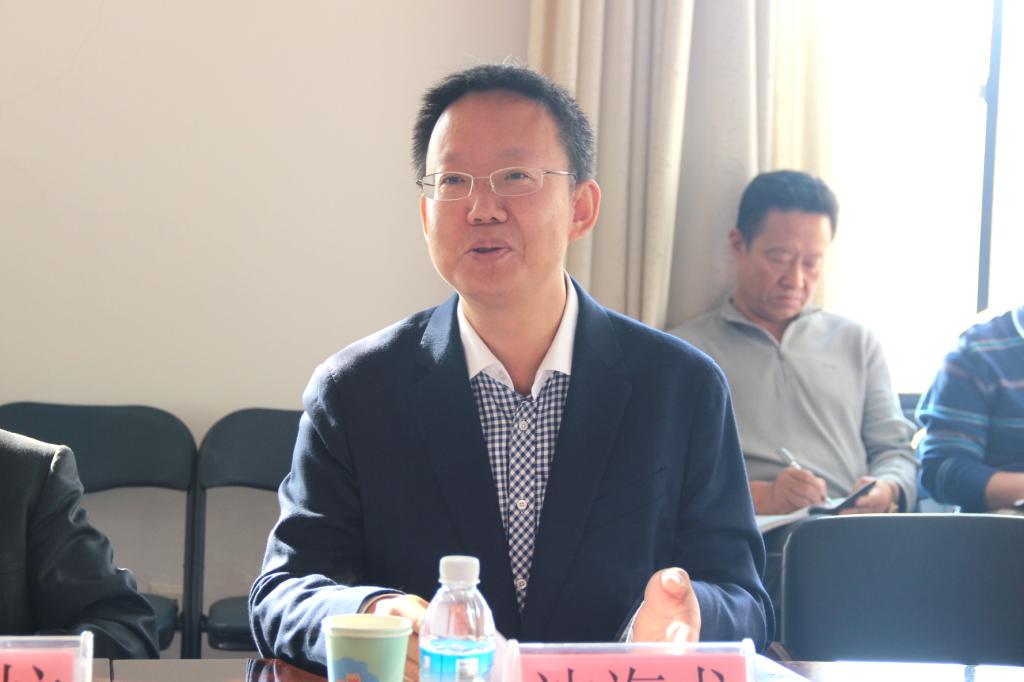沈海龙副院长向检查组汇报色情导航
制度建设情况