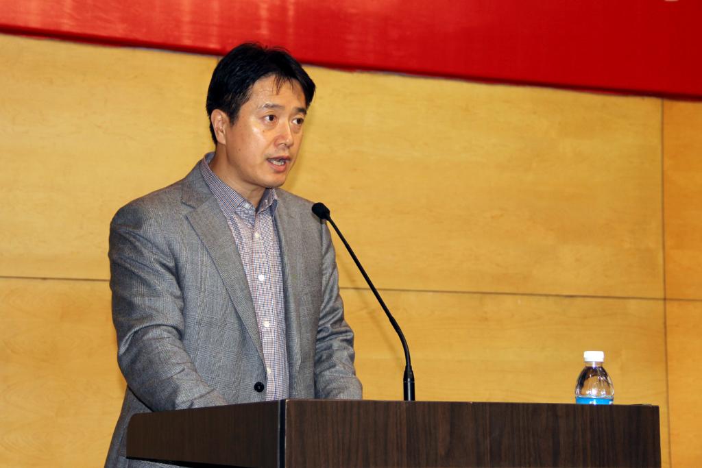 杨斌副院长宣读色情导航决定和获奖集体及获奖个人名单