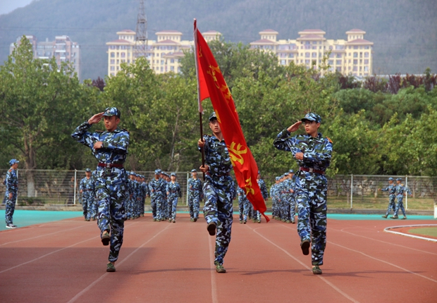 参训新生接受色情导航领导检阅