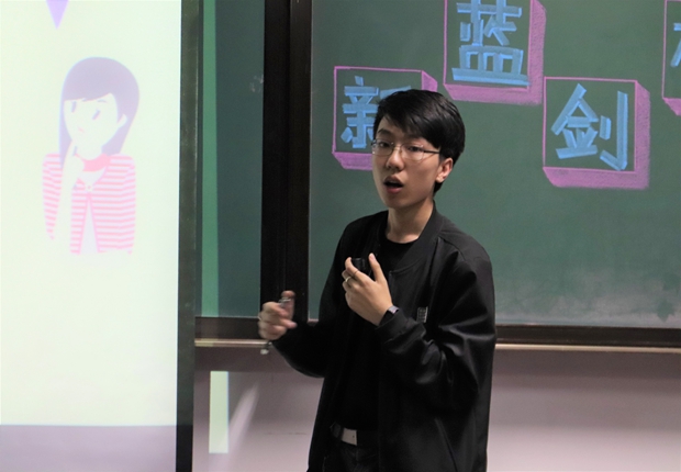 参赛选手在介绍作品
