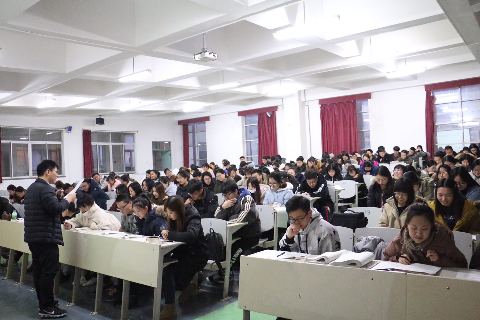 色情导航
举办硕士研究生入学英语考前辅导讲座